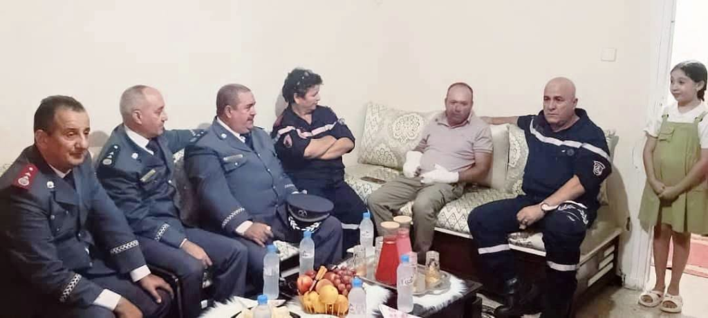 تنفيذا لتعليمات السيد المدير العام للحماية المدنية العقيد بوعلام بوغلاف إطارت الحماية المدنية تقوم بزيارة الملازم سحنون رشيد بمقر إقامته و الذي اصيب بحروق اثناء تأدية واجبه المهني